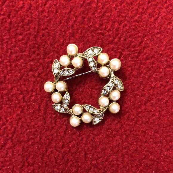 Vintage Gold Tone Pearl n Jewels Wreath Pin Brooch - Picture 1 of 8